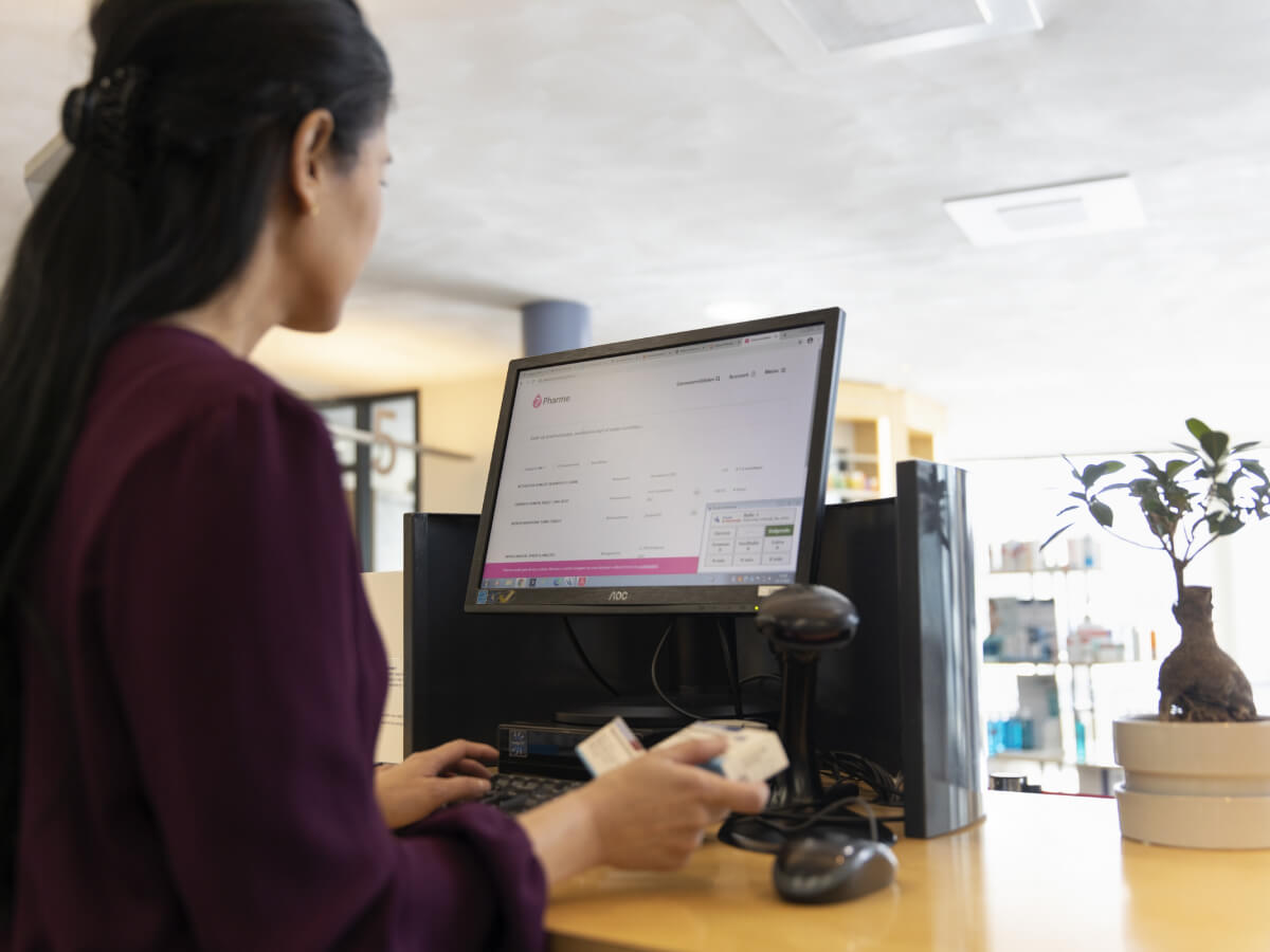 Een apotheekmedewerker vraagt een geneesmiddel aan via het platform